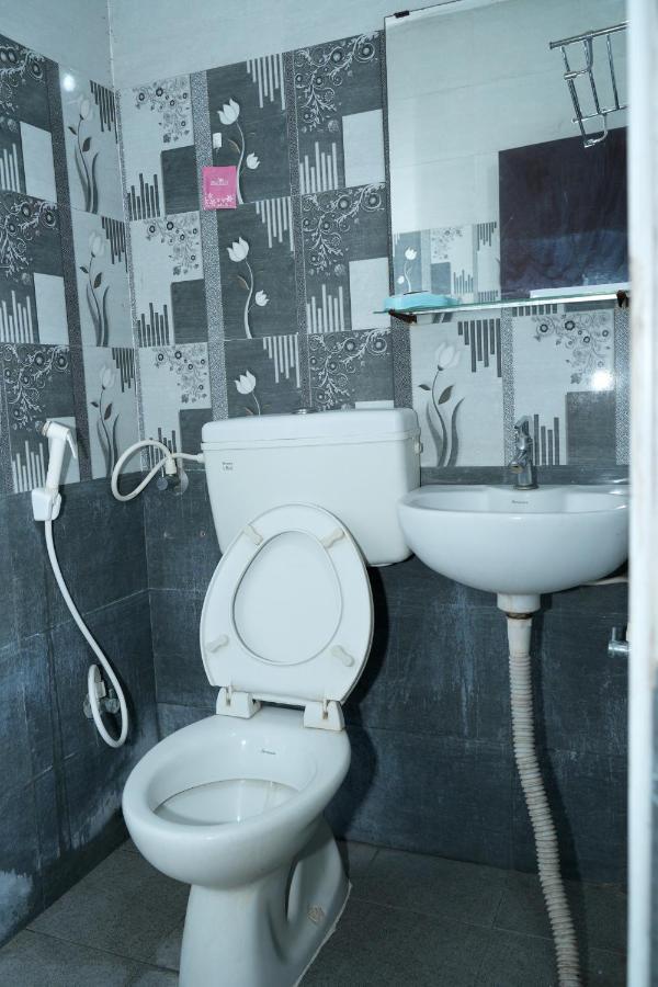 Alexa Home Stay ตีรูปาติ ภายนอก รูปภาพ