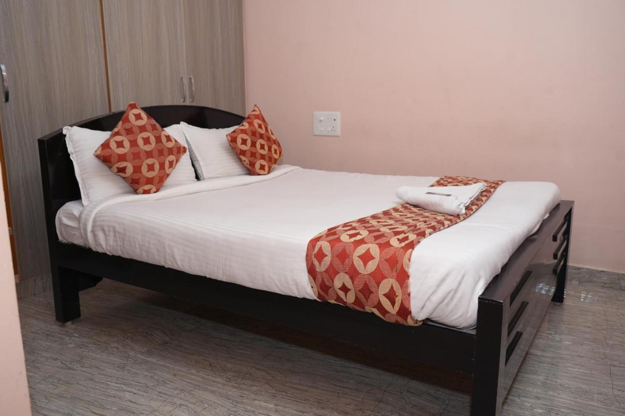 Alexa Home Stay ตีรูปาติ ภายนอก รูปภาพ